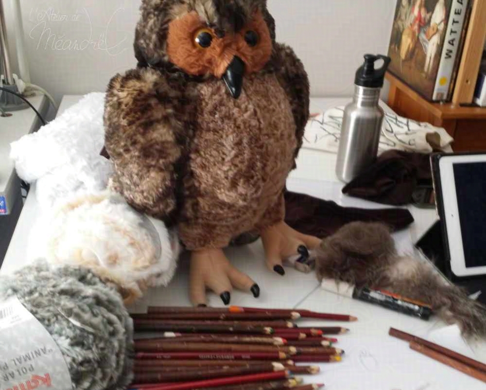 La chouette avant transformation : toute en peluche, l’air un peu guindé. 