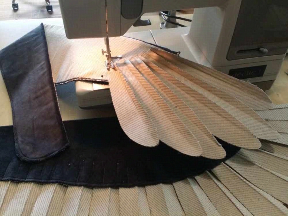 Les plumes sont trop grandes pour passer dans l’espace libre de la machine à coudre, c’est grand et long, on sent que ça va être galère.