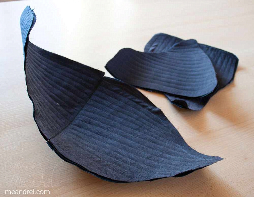 Les pièces en cours de fabrication, sur une table : elles sont déjà en forme.