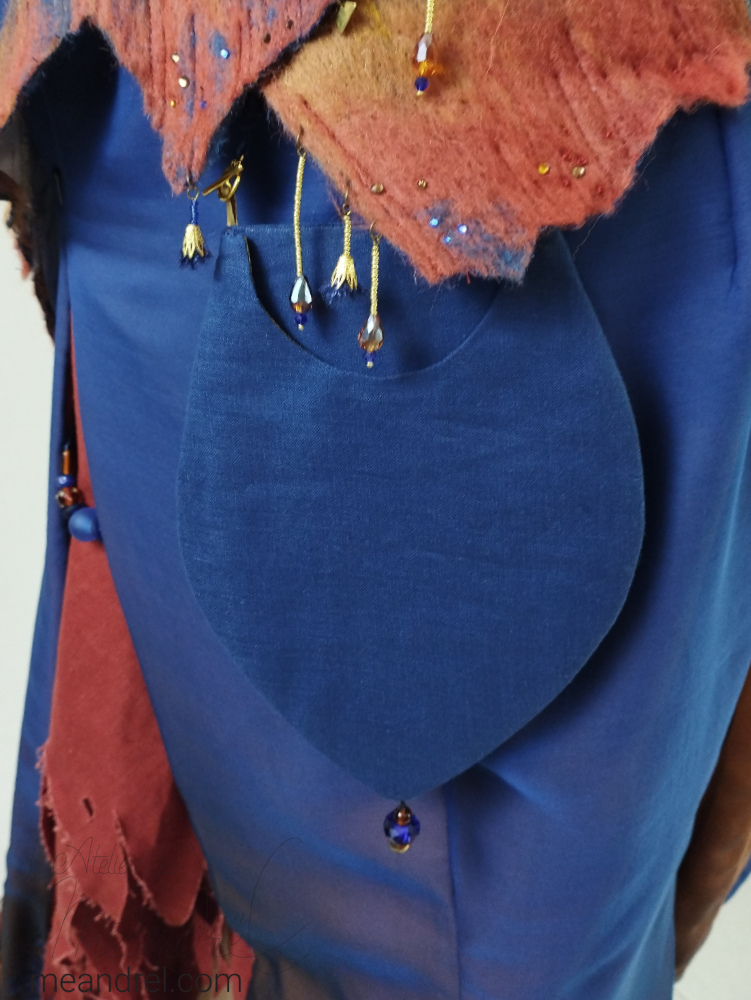 Le petit sac, discret, ton sur ton, accroché à la hanche.