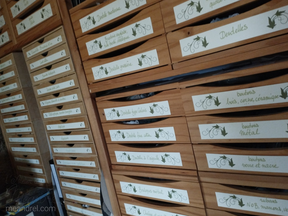 4 colonnes de tiroirs en bois bien assortis.