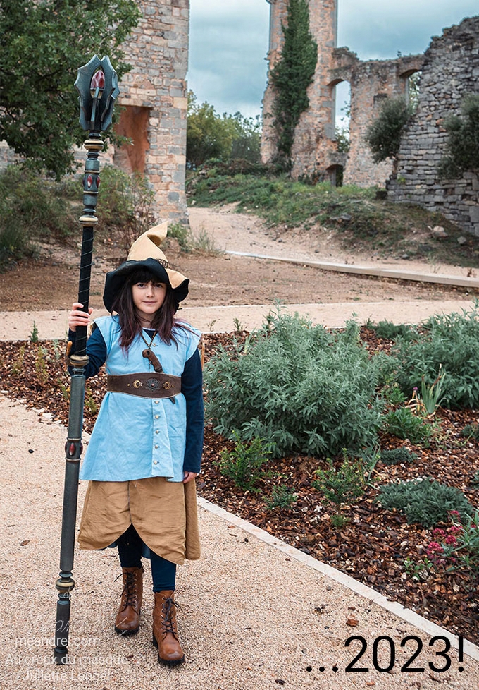 Photo de la même enfant dans le même costume, avec un grand sceptre et quelques dizaines de cm en plus.