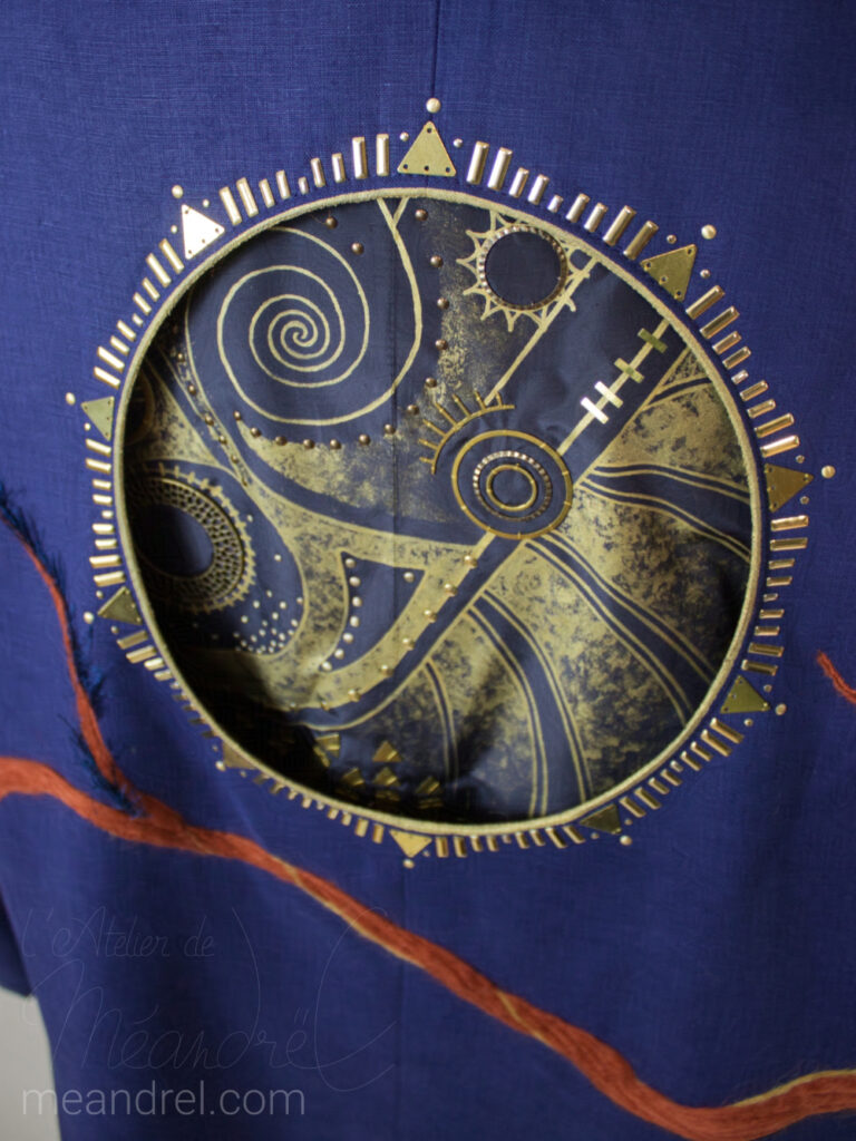 Photo du dos, où on voit que le grand cercle doré (aux décorations extérieures rappelant le cadran d'une pendule)est un trou, par lequel on voit les décorations du gilet.