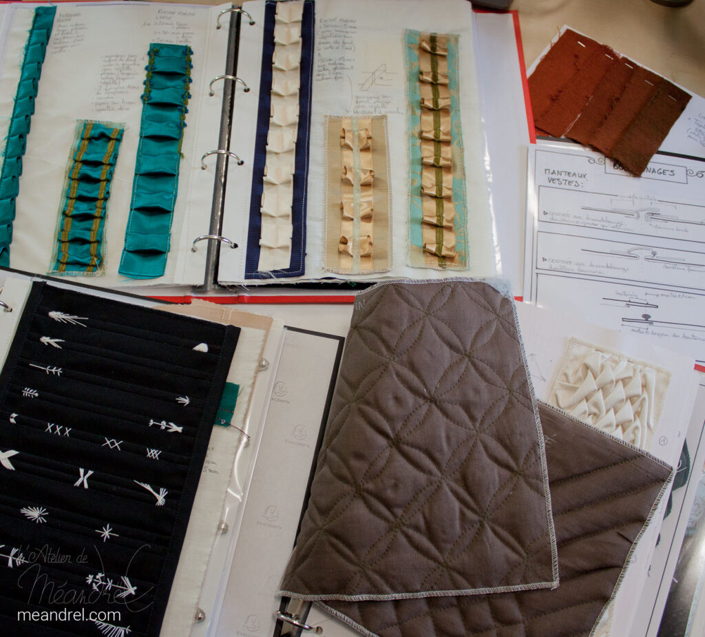 Des feuilles et plaques d'échantillons étalés sur une table.