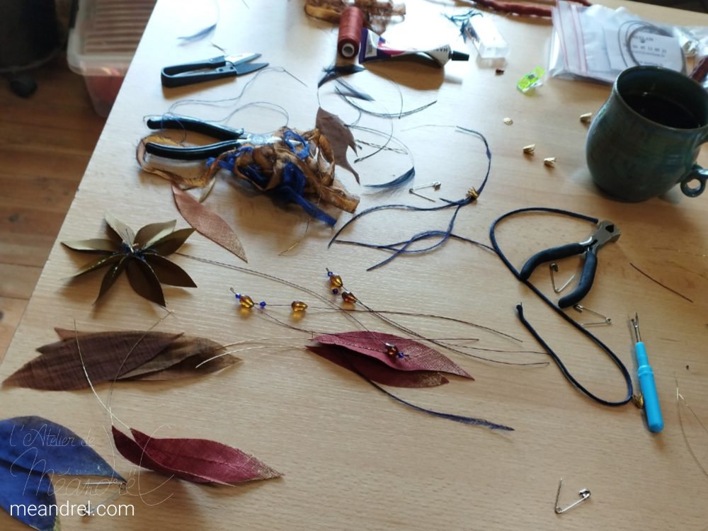 Plein d'éléments en bazar sur ma table (et une tasse de thé).