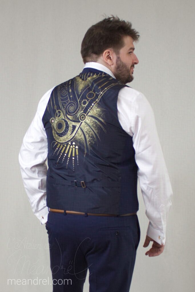 Photo avec plus de recul du dos du manteau décrit précédemment.