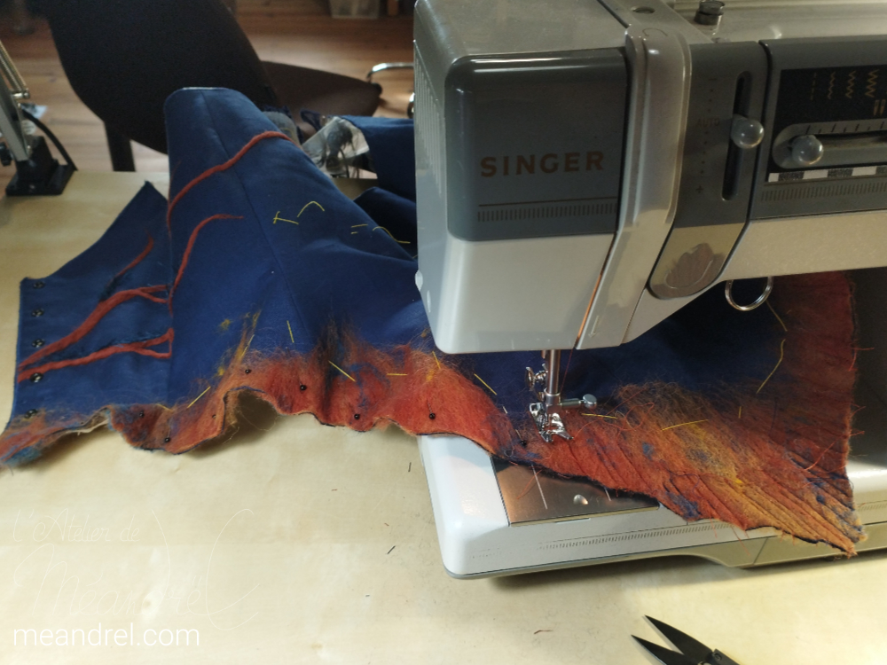 Le corsage sous la machine à coudre, pour les petites coutures décoratives des bords...
