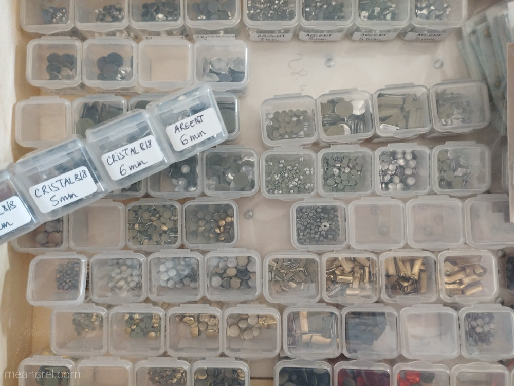 Tiroir vu du dessus, plein de petites boites carrées.