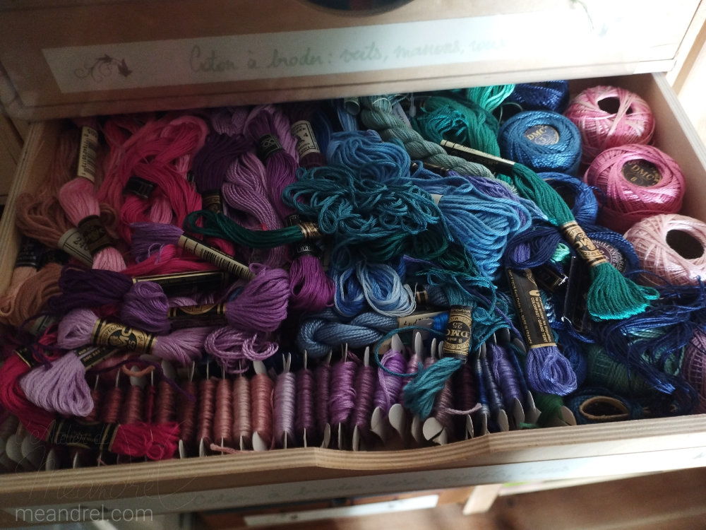 Tiroir vu du dessus, plein de cotons à broder pas très bien rangés.