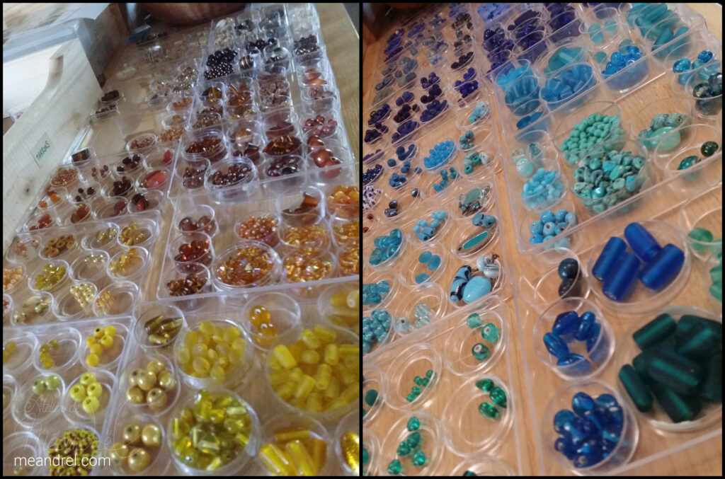 Le contenu étalé sur une table, en beaux dégradés colorés.