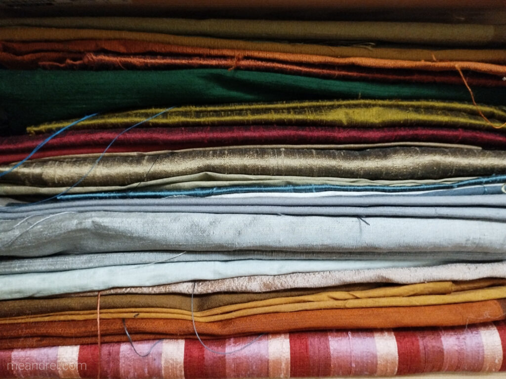 Une pile de tissus colorés.