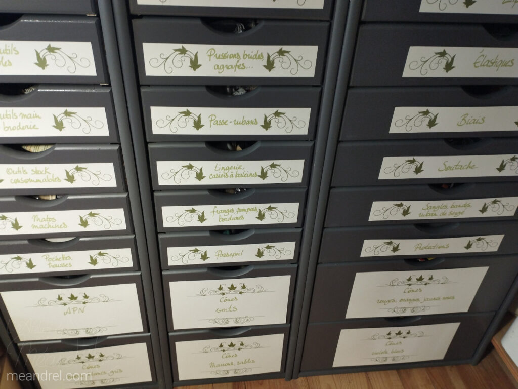 D'autres colonnes de tiroirs en bois bien étiquetés.