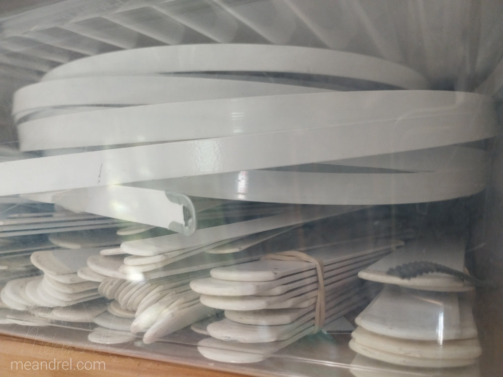 Des rouleaux de baleines blanches vu à travers le plastique d'une boite.